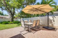 Spacious Yard, Near Golf Modern Home in Hollywood - B&B Hollywood