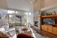 Eagle Crest Retreat Creekside Townhome with Hot Tub - Chambres d’hôtes Redmond