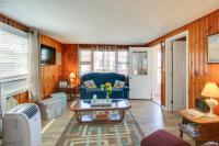 Cozy Hampton Cottage - Walk to Beaches and Marina! - Chambres d’hôtes Hampton