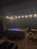 Appartement avec terrasse et jacuzzi privatifs - B&B Mellet