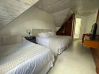 Camera Tripla Superior