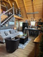 Pokeadot Cabin - Cozy Farm Stay with Pool & Firepit - Bed and Breakfast Madisonville