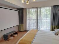 Zimmer mit Kingsize-Bett und Seeblick