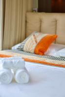 Habitación con cama extragrande y balcón