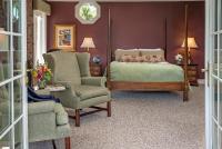 Habitación con cama extragrande y vistas al mar