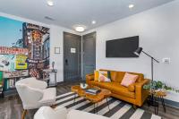 Nashville Oasis at The Muse Modern 2BR with Balcony & Rooftop Views - Chambres d'hôtes Nashville