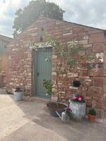 Holly Cottage - Village location, Lake District - B&B Penrith