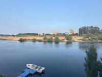 Casa Turquesa Pet-Friendly, Riverfront Home - Chambres d'hôtes Constância