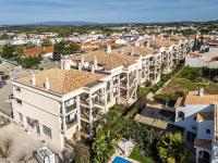 Bright 3-BR in Guia with Shared Pool by Lisbeyond - Chambres d'hôtes Guia