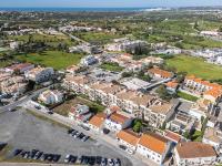 Bright 3-BR in Guia with Shared Pool by Lisbeyond - Chambres d'hôtes Guia