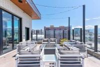 Rooftop Pool & Hot tub Gym King Bed Parking - B&B Salt Lake City