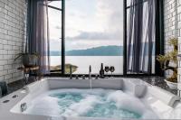 Lake-Front Luxury Villa - Bed and Breakfast Bedegul