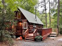 Romantic Log Cabin with Hot Tub near Cherokee National Forest, Tennessee - Bed and Breakfast Coker Creek