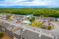 LazyDays Pet-Friendly Condo w/ Pool & Slip at 3M - Bed and Breakfast Osage Beach