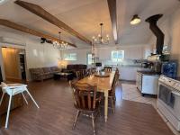 3 Bedroom Lakefront Cottage, OFSC & Trails Nearby - Chambres d'hôtes Field