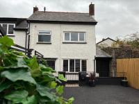 Cottage central location with own private driveway - B&B Abergavenny