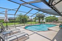 Tropical 3BD 2BTH Poolside Retreat Near Beaches - Ferienwohnung Bradenton