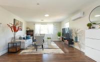12BCozy 3BR Apartment with Koi Pond in Worcester - Bed and Breakfast Millbury