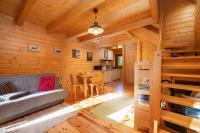 Janosik Komfort - drewniany domek z kominkiem w ogrodzie pełnym zieleni, na zacisznym Podhalu - Bed and Breakfast Łopuszna