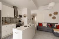 Stylish 2-Bedroom Apartment with Terrace in Alcântara - B&B Lisbona