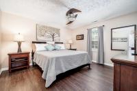 3BR Home with Smart TVs in Every Room, King Suite & Pool Table - B&B New Bern