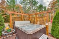 White Mountains Home with Hot Tub - Walk to Town! - B&B North Conway
