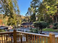 Mountain Aire Cottages, Inn, & Glamping - B&B Clayton
