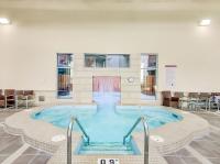 2BR Scenic Rockies Retreat BBQ Hot Tub and Pool - Chambres d’hôtes Canmore