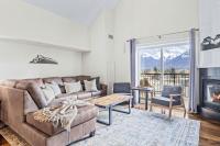 Mountain View Penthouse 3BR with Private Hot Tub - B&B Canmore