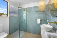 BLUE SKYES - family home with balcony and views. - B&B Apollo Bay