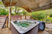 Family Holiday Cabin in Kentucky w/ Hot Tub! - B&B Bloomfield