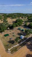 Newly Renovated Camper with Fresh Decor and Tiny Deck in Texas - Bed and Breakfast Spicewood