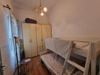 Bedroom with the common use of common areas for 1 to 2 guests at a time maximum I sleep in the walk through living room - B&B Belgrade