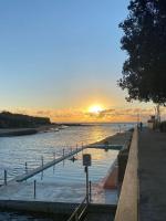 Clovelly Beach Escape - Walk to Beach - AC and Parking included - B&B Sydney