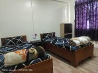 Tweepersoonskamer met 2 Aparte Bedden en Eigen Badkamer