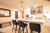 Luxury Spring Creek Condo with Hot Tub - Chambres d'hôtes Canmore