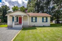 3-Bedroom Home with King Bed, Smart TVs & Fenced Yard - Bed and Breakfast New Bern