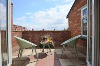 Spacious House I City Centre I Sleeps up to 9 I Free Parking I Pool Table I Office I Super-Fast Wifi I Garden I Balcony Rooms I Virgin TV I By Yoko Property - B&B Northampton