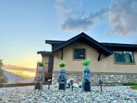 Relax Under the Stars, Best view in town , Yosemite House with Firepit, Hot Tub, Game Room & Pool table - B&B Oakhurst