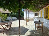 Myrto Yellow Holiday House - B&B Stafylos