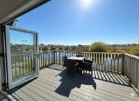 Lake and Tide Lodge - Lakeside - Part of the The Bay Filey Holiday Village with pool, gym and direct beach access, pub, restaurant, tennis and meadows walks - B&B Filey