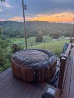 Sleepy Valley Cabin with Hot Tub & Scenic Views - B&B Madisonville