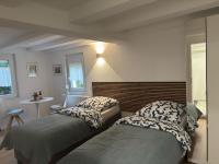 Traumhaft modernes Zimmer mit Doppelbett,,,,Gemeinschaftsbad und WC in 78554 Aldingen - B&B Aldingen
