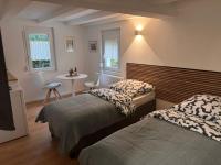 Traumhaft modernes Zimmer mit Doppelbett,,,,Gemeinschaftsbad und WC in 78554 Aldingen - B&B Aldingen