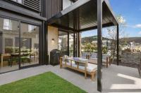 Modern Villa · Outdoor Fireplace . Mountain Views - B&B Wanaka