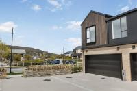 Modern Villa · Outdoor Fireplace . Mountain Views - B&B Wanaka
