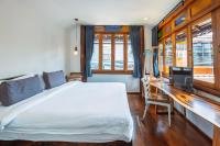 Habitación con cama extragrande y vistas al jardín 