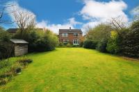 Elegant Hale Home 6 Mins to Airport with Driveway & Garden Sleeps 7 - B&B Ashley