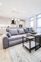 The Abbey Apartment - 1BR Apt with Dedicated Workspace, Fast Wifi & Stylish Kitchen Island & Free Secure Underground Parking - Chambres d’hôtes High Wycombe