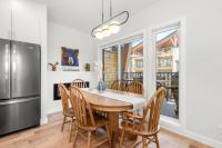 Modern 4BR Mountain Retreat Balcony BBQ near DT - Ferienwohnung Canmore